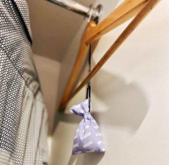 levanduľové vrecúško do šatníka proti moliam